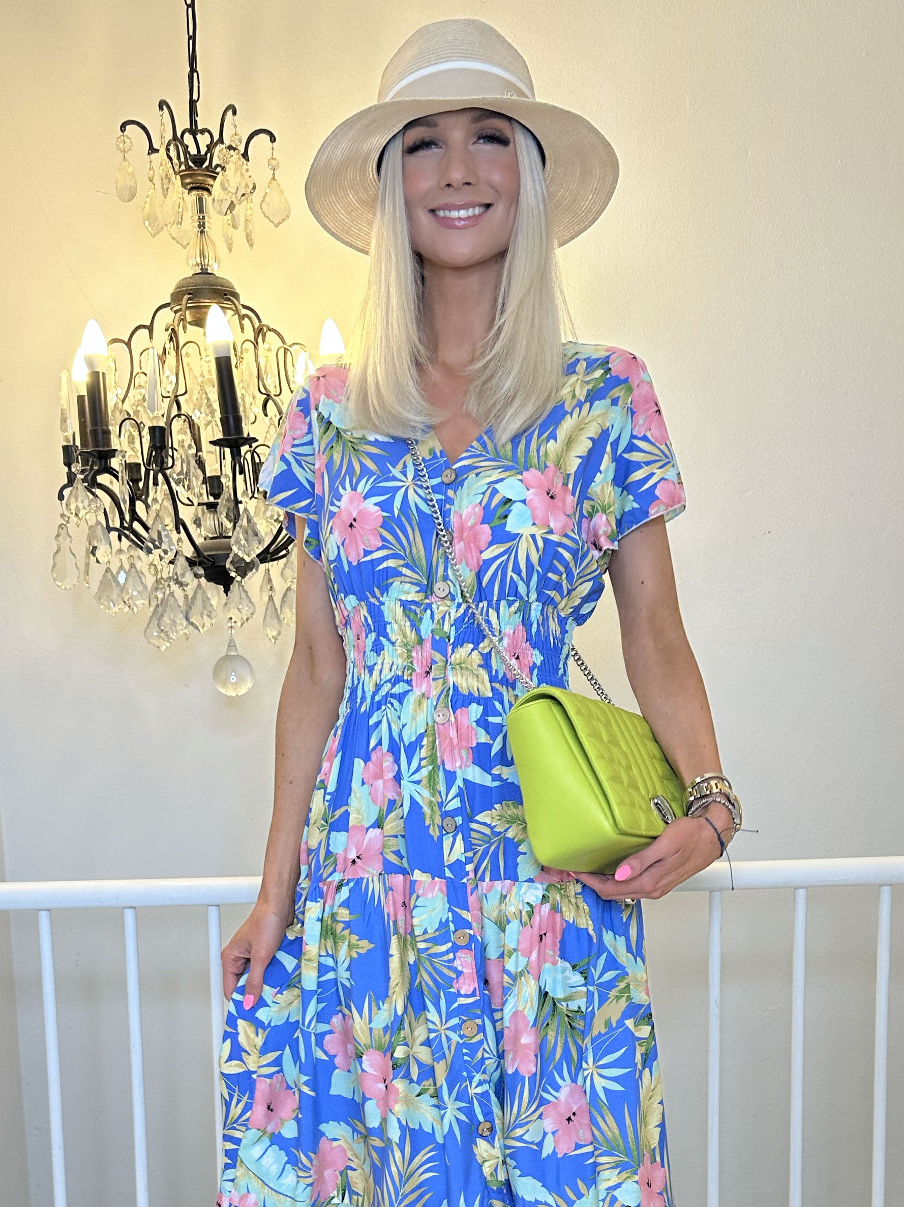 Summer Amada - Fin sommerkjole med blomsterprint og træknapper